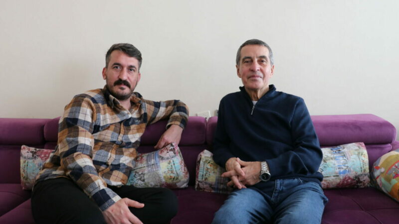 Bursa'da yaşayan emekli öğretmen Etem Demircan, çocukluğunu bildiği komşusunun oğlu