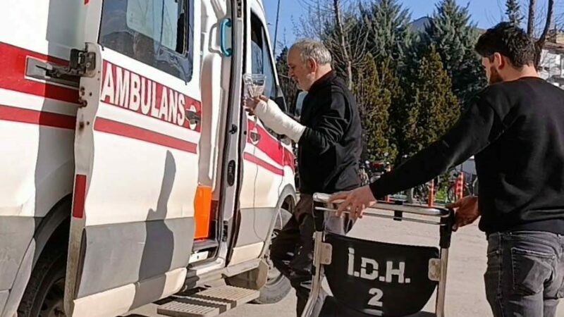 Bursa’nın İnegöl ilçesinde motorlu testere ile ağaç budayan yaşlı adam