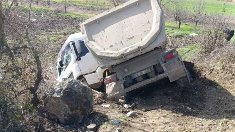 Bursa’da feci tır kazası: 1 ölü, 1 yaralı Bursa’da feci tır kazası: 1 ölü, 1 yaralı