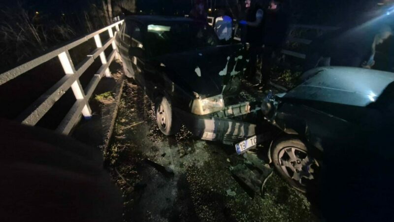 Bursa’da kafa kafaya kaza! Yaralılar var Bursa'nın İnegöl ilçesinde iki otomobilin kafa kafaya çarpıştığı kazada 3