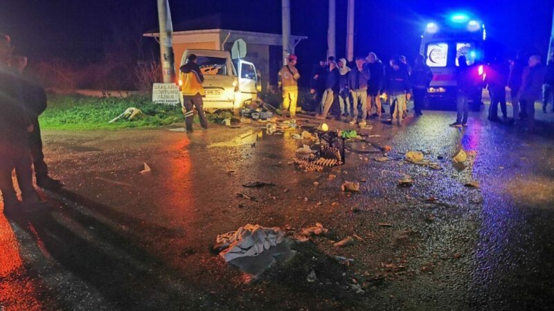 Bursa’da kamyon ile minibüs çarpıştı Bursa'nın Karacabey ilçesinde kamyon ile minibüsün çarpışması sonucu 2 kişi