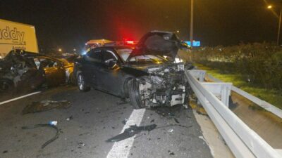 Bursa’da kamyon otomobile çarptı