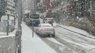 Bursa’da kar yağışı: Araçlar yolda kaldı