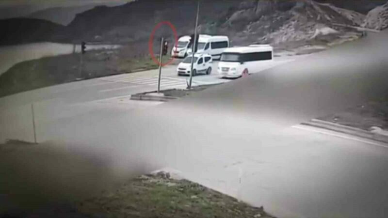 Bursa’da kırmızı ışık ihlallerine geçit yok! Bursa’da kent genelinde trafik güvenliğini artırmaya yönelik denetimler aralıksız sürüyor.