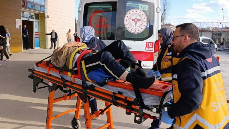 Bursa’nın İnegöl ilçesinde, tamir etmek istediği traktörün aniden hareket etmesi