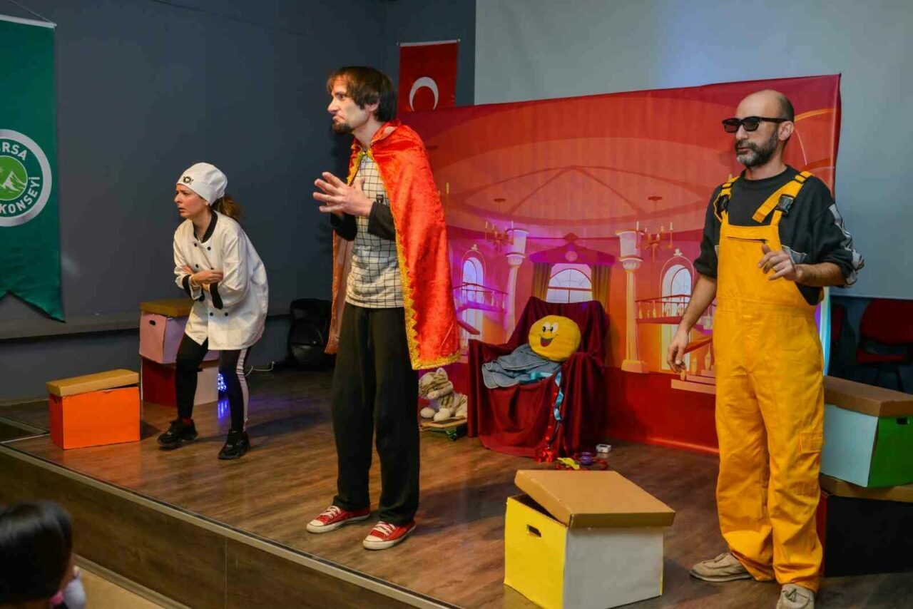 Bursa’da ’Kralın Kayıp Şapkası’nı çocuklar buldu