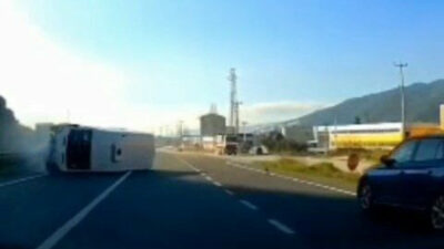 Bursa’da minibüs devrildi!