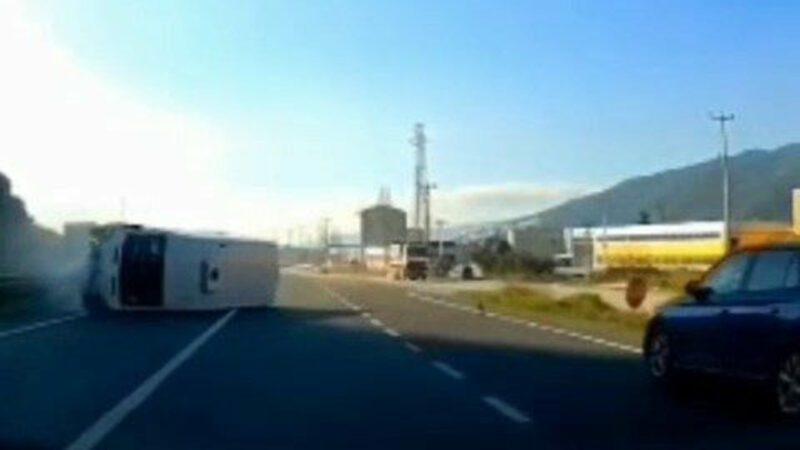 Bursa’da minibüs devrildi! Bursa’da minibüs devrildi!