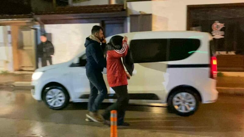 Bursa’da ortalığı birbirine kattılar! Bursa’nın İnegöl ilçesinde havaya ateş açan kişi, polis ekiplerince yakalandı.