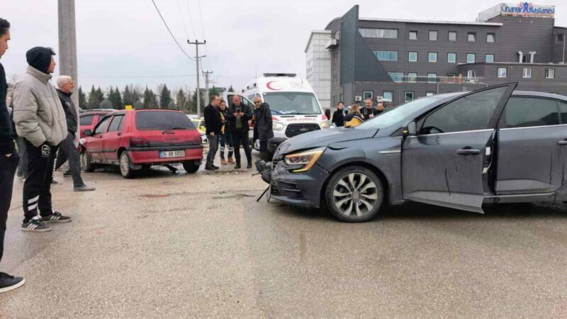 Bursa’nın İnegöl ilçesinde iki otomobilin çarpıştığı kazada sürücülerden biri yaralandı.