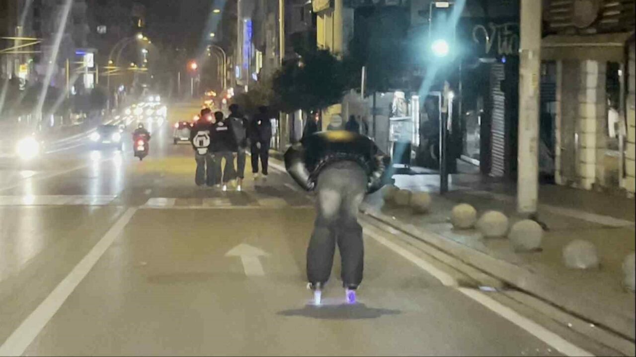 Bursa’da patenli gençler yürekleri ağza getirdi Bursa’da patenli gençler yürekleri ağza getirdi