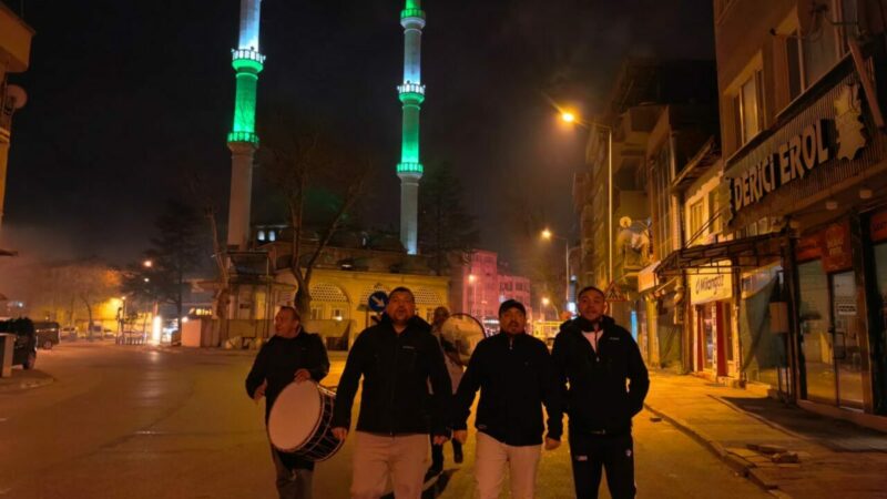 Bursa’da sahura böyle kaldırıyorlar! Bursa'nın İnegöl ilçesinde ramazan ayının manevi atmosferi ilahiler ile yaşatıldı.