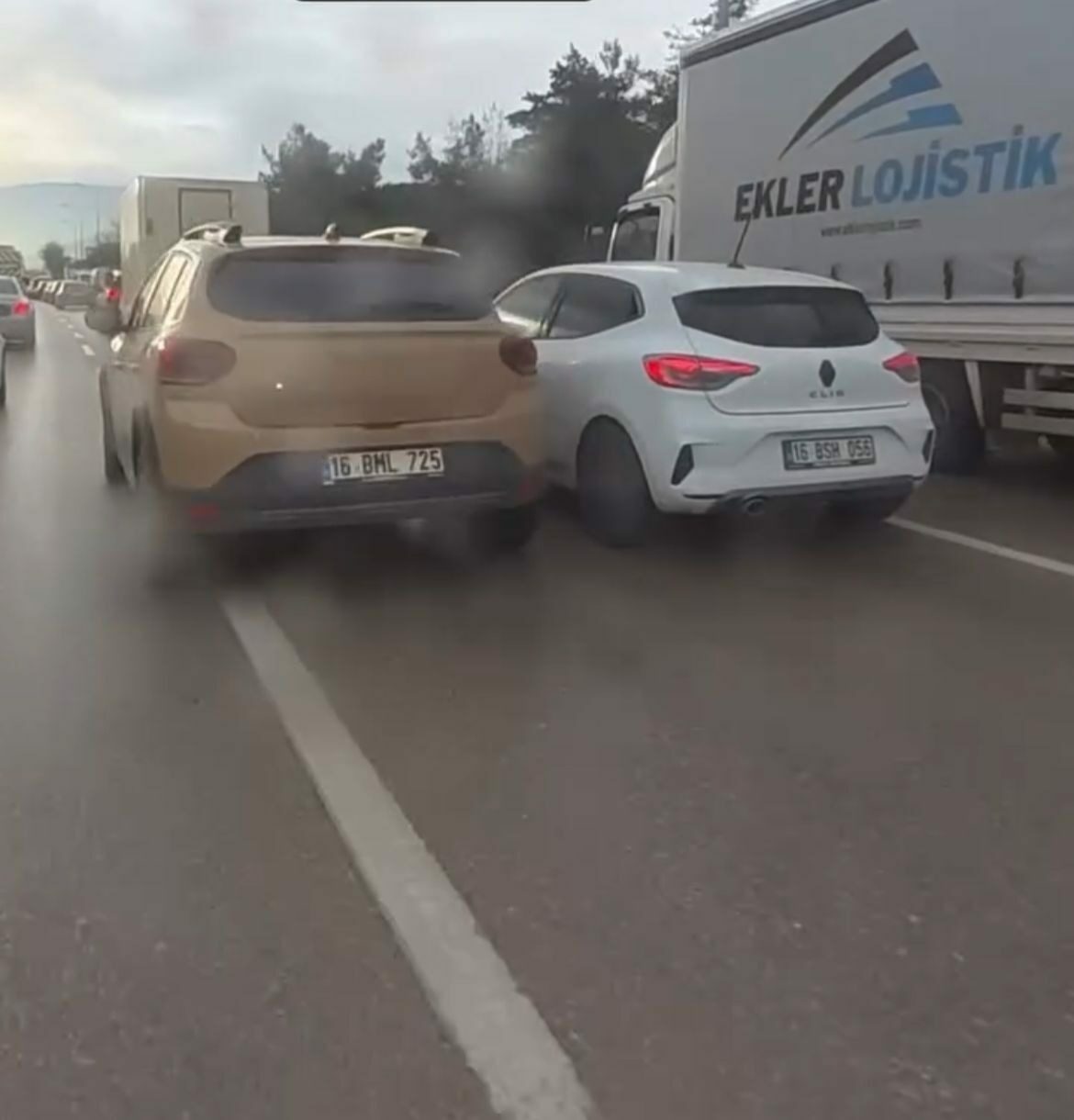 Bursa’da sürücülerin ‘şerit’ kavgası kask kamerasında