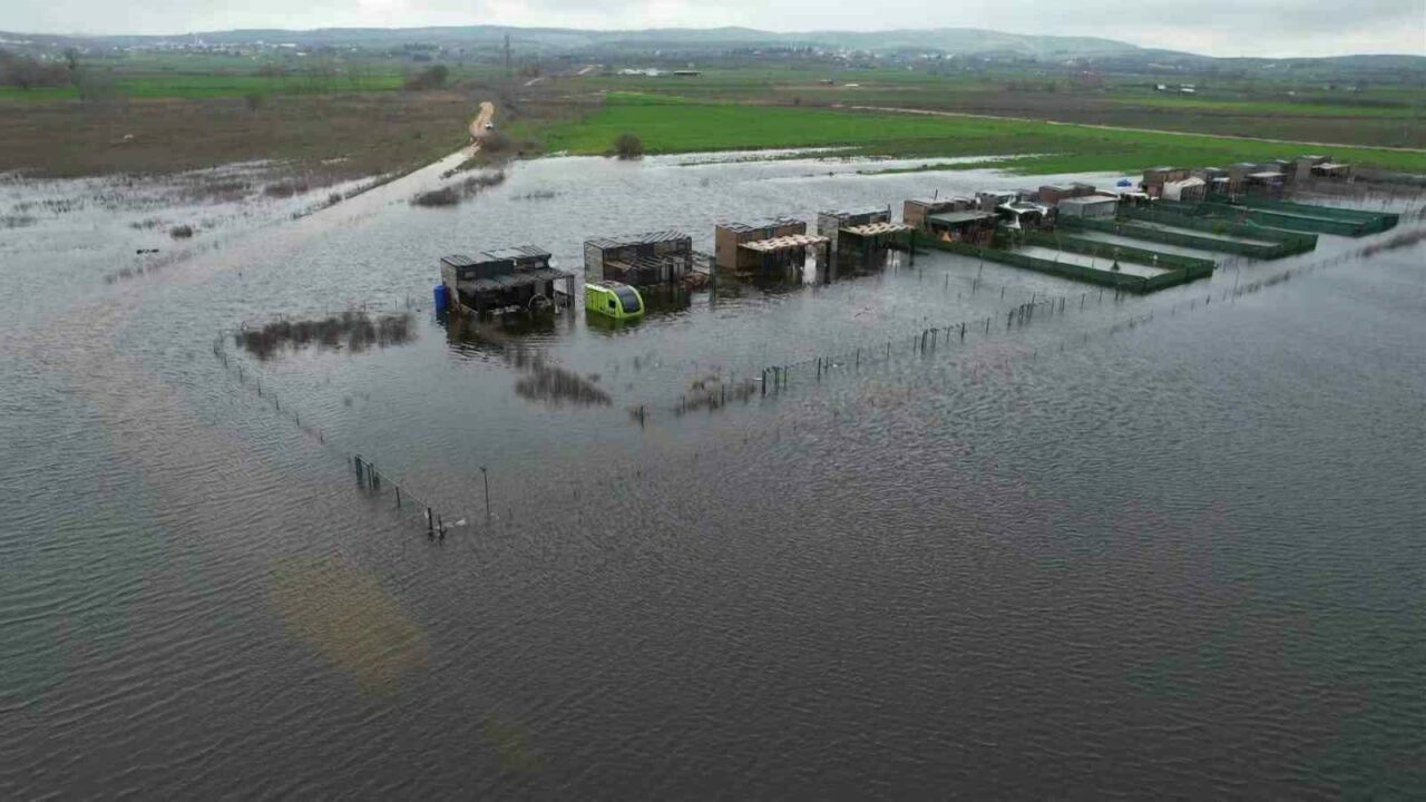 Bursa’da taşkın felaket! Yüzen evler havadan görüntülendi