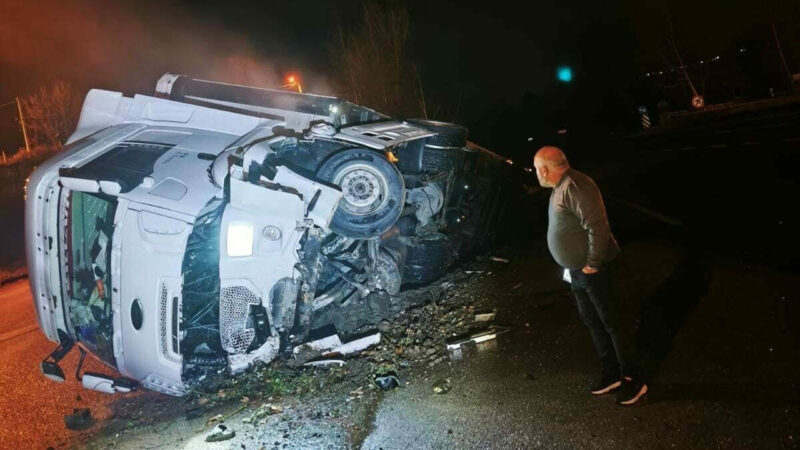 Bursa’nın İnegöl ilçesinde kontrolden çıkan TIR'ın devrilerek yağmur suyu kanalına