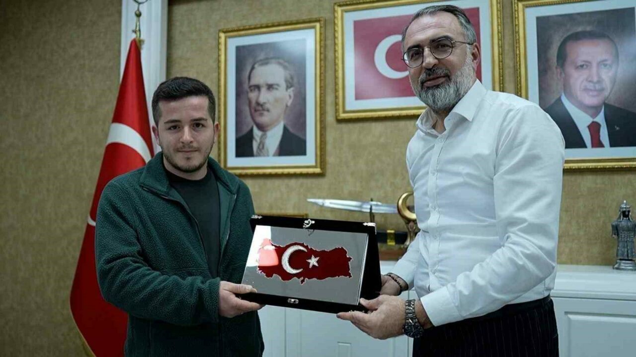 Bursa’da Türk Bayrağı’nı yerde bırakmayan kuryeye ödül Bursa’da Türk Bayrağı’nı yerde bırakmayan kuryeye ödül