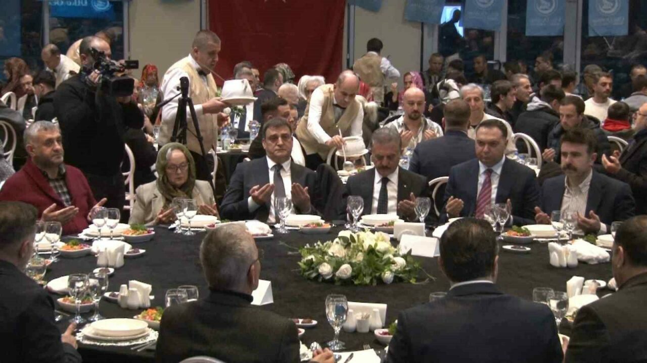 Bursa’da Ülkü Ocakları’nın düzenlediği iftarda birlik ve beraberlik vurgusu