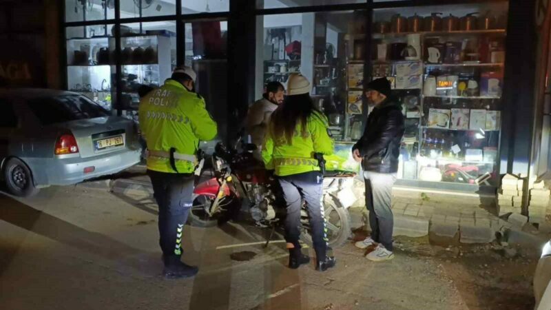 Bursa’da yeni düzenlemede ilk ceza: 303 bin lira Bursa’nın İnegöl ilçesinde polisin "dur" ihtarına uymayan ehliyetsiz motosikletli sürücüye