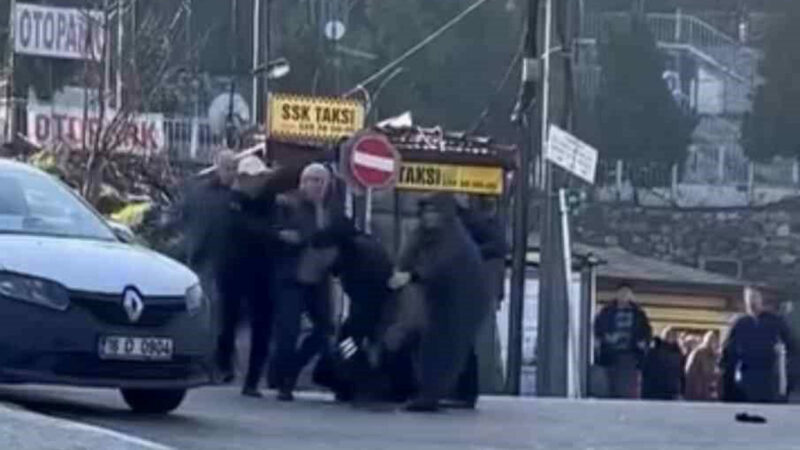 Bursa’da yol kavgası! Tekmeler havada uçuştu