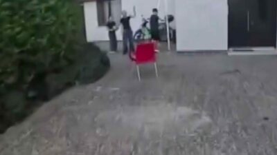 Bursa’nın kahraman kuryesi: Çatıda mahsur kalan çocuğu bakın kurtardı…