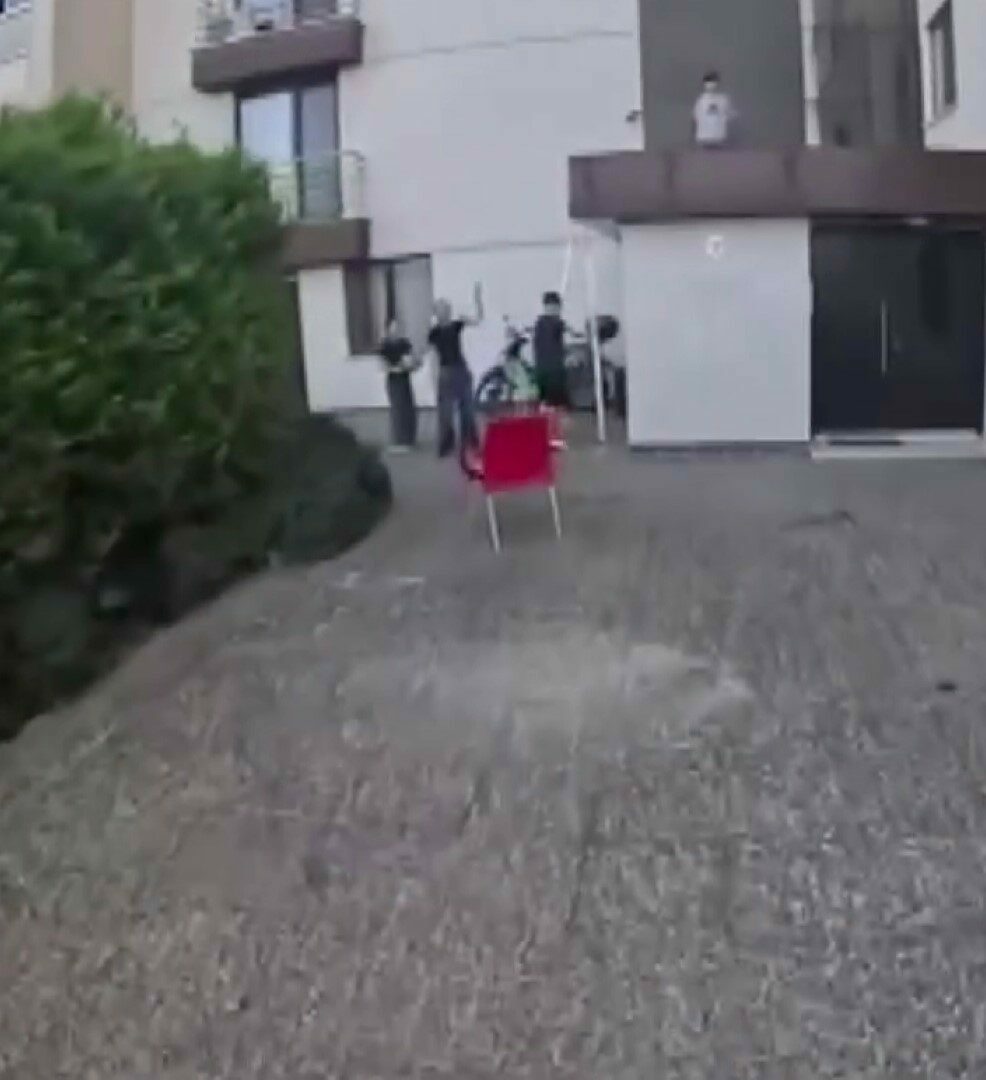 Bursa’nın kahraman kuryesi: Çatıda mahsur kalan çocuğu bakın kurtardı…