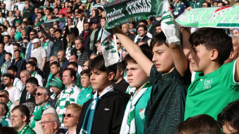 Bursaspor’u ilk kez tribünde izlediler Osmangazi Belediyesi, çocuklara Bursaspor sevgisini aşılamak ve sporu günlük yaşamlarının