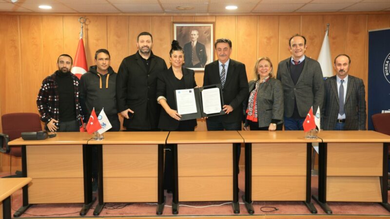 Bursa Uludağ Üniversitesi’nden hipodroma tam entegrasyon Bursa Uludağ Üniversitesi (BUÜ) Mennan Pasinli Atçılık Meslek Yüksekokulu ile