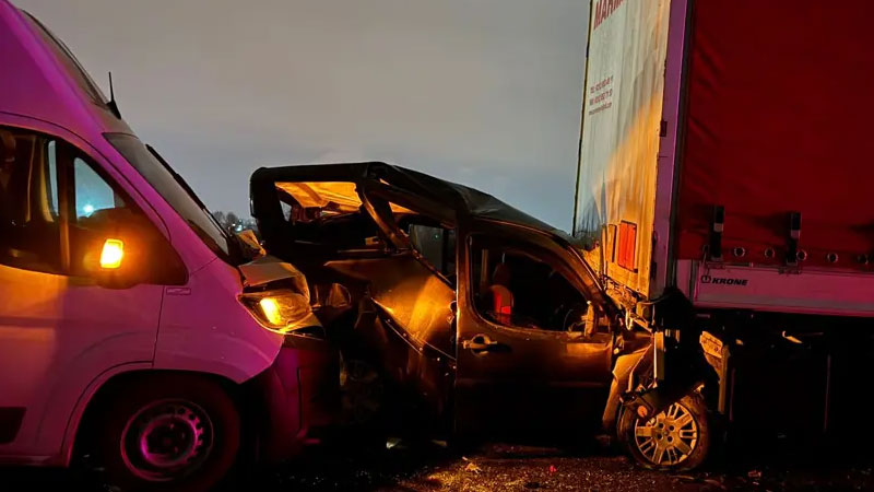 Gelen vurdu giden vurdu: Zincirleme kazada 16 araç birbirine girdi Gelen vurdu giden vurdu: Zincirleme kazada 16 araç birbirine girdi