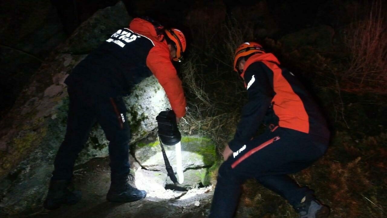 Define bulmak için girdikleri sarnıçta mahsur kaldılar