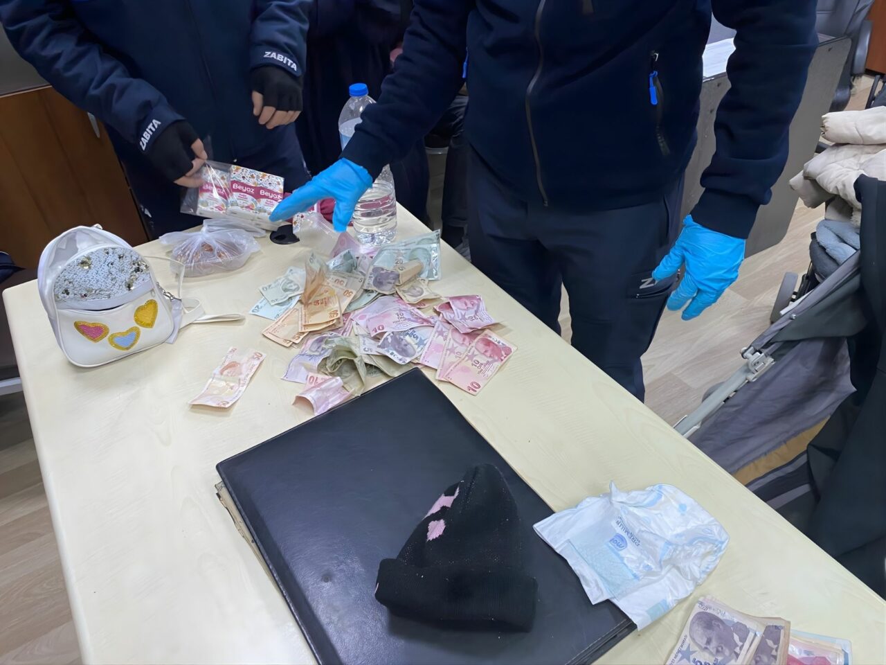 Bursa Gemlik’te dilenci operasyonu; Parayı bakın nereye saklamışlar?