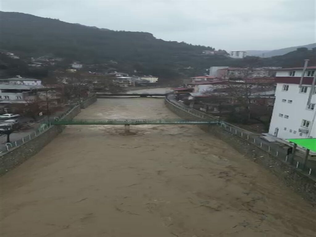 Bir çok şehri yağmur vurdu, yollar, dereler taştı!