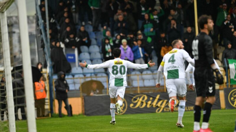 Bursaspor, İzmir’de Menemen’i yıktı yeniden zirveye çıktı Bursaspor, İzmir’de Menemen FK'yı 3-1 yenerek maç fazlasıyla yeniden liderlik