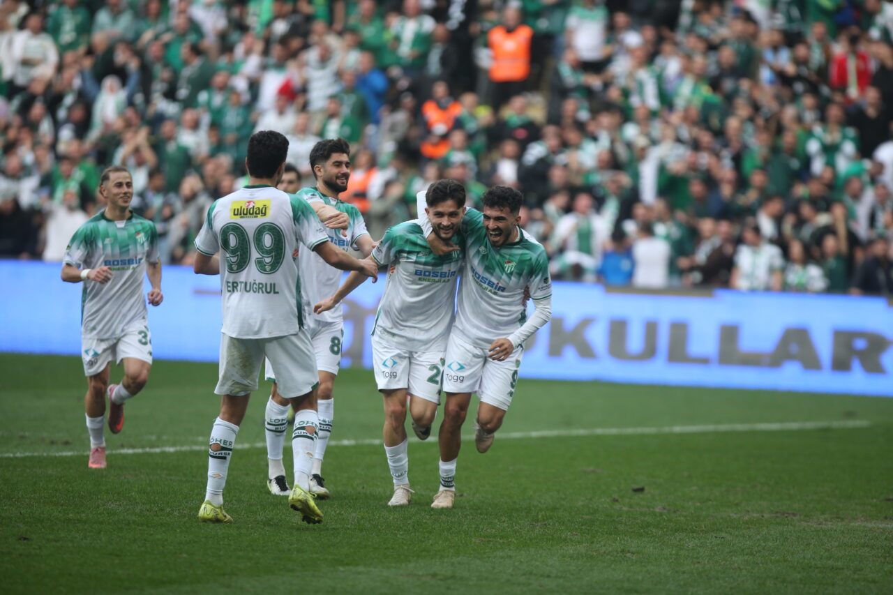 Bursaspor İzmir’de yeniden zirve için sahada!