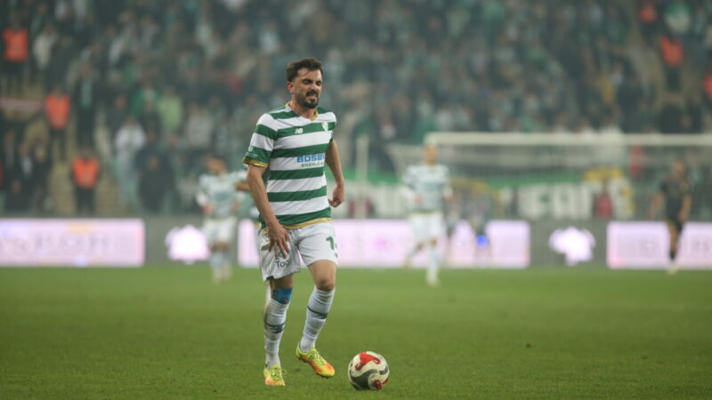 Bursaspor, Aliağa FK maçında sakatlanan Hakkı Türker'in sağlık durumundaki son