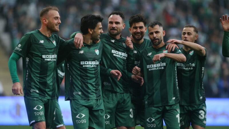 Bursaspor gol olup yağdı, zirveyi sağlama aldı! Adanaspor'a sahasında gol yağdıran yeşil beyazlı takım, rakiplerinin puan kayıplarıyla