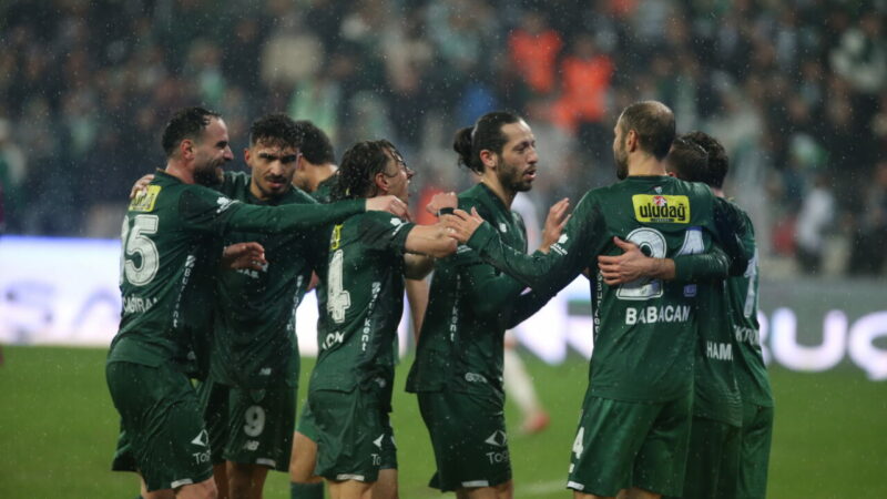 Lider Bursaspor’un evinde kritik 90 dakika! Lider Bursaspor, bugün 68 Aksaray Belediyespor’u ağırlıyor... Atatürk Spor Kompleksi