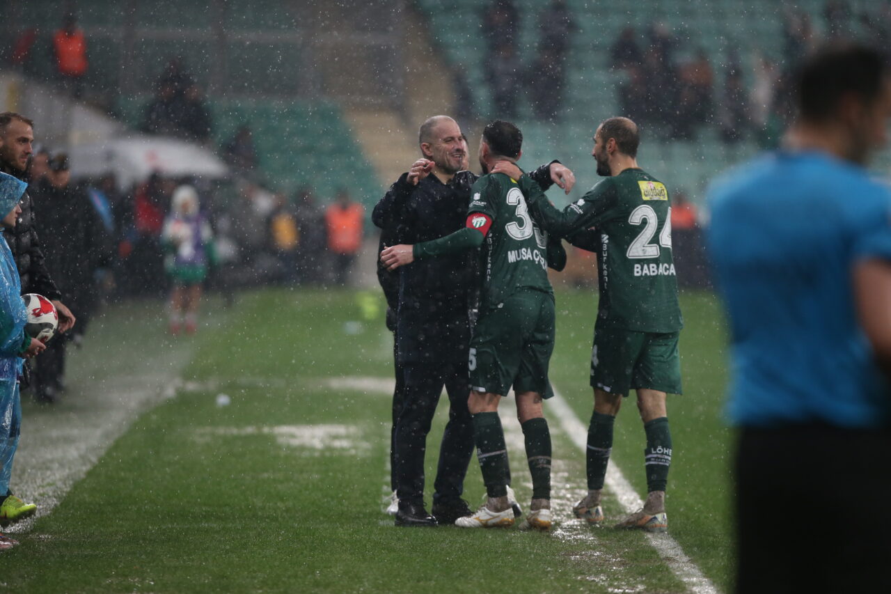 Bursaspor’un hocası Mustafa Er’den önemli mesajlar