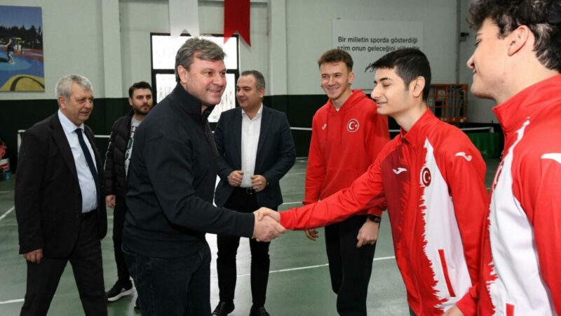 Bursaspor’un unutulmaz hocası Sağlam’dan Bursalı sporculara ilham veren ziyaret 2010 yılında Bursaspor’a yaşattığı tarihi şampiyonlukla Türk futboluna adını altın