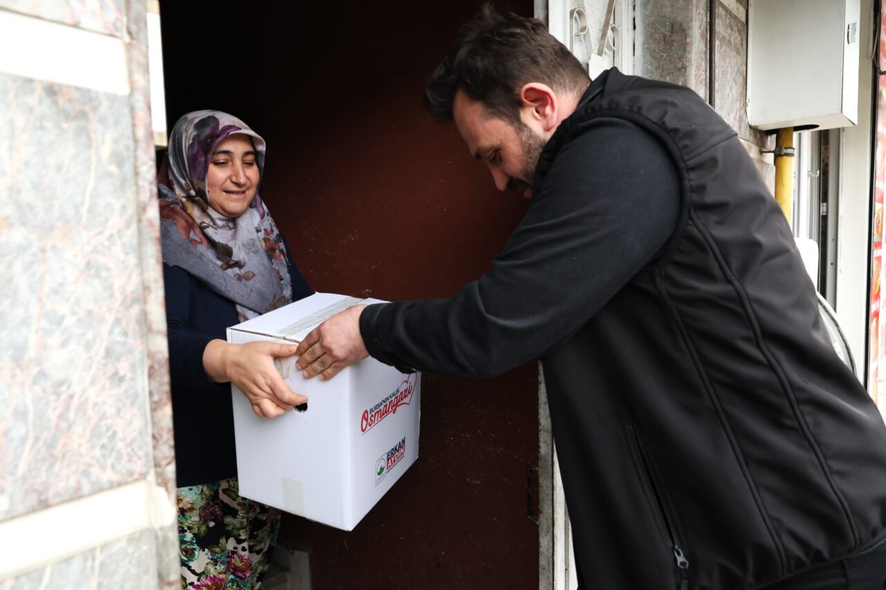 Bursa’da ihtiyaç sahiplerine erzak desteği
