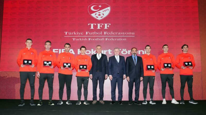 Bursa’nın gururu Cihan Aydın FIFA kokartını resmen taktı Türkiye Futbol Federasyonu Merkez Hakem Kurulu tarafından belirlenen ve FIFA
