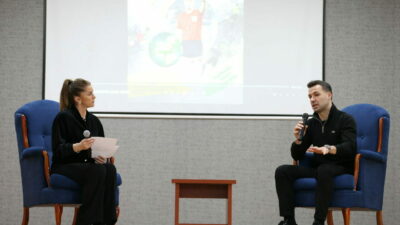 Bursa’nın gururu FIFA hakemi Cihan Aydın, Şükrü Şankaya Anadolu Lisesi’nde gençlerle buluştu