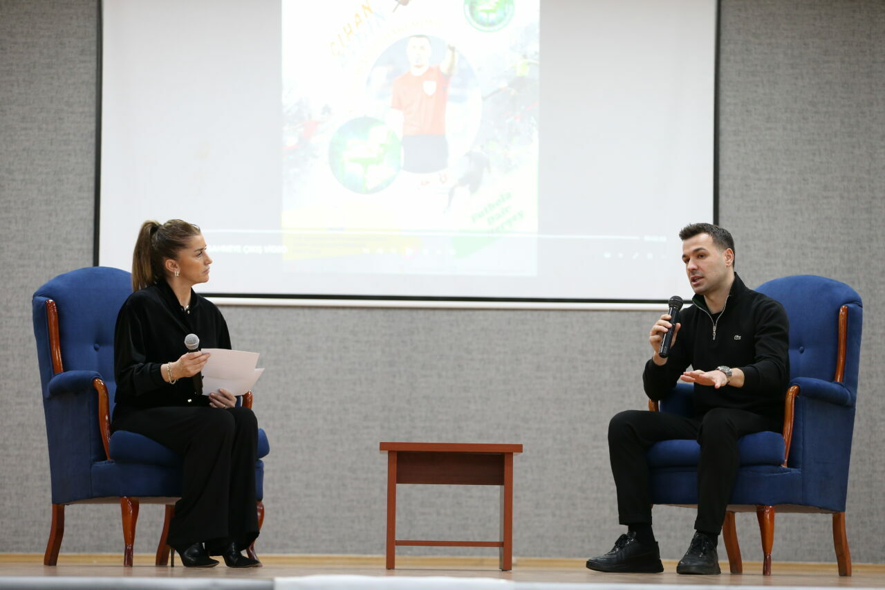 Bursa’nın gururu FIFA hakemi Cihan Aydın, Şükrü Şankaya Anadolu Lisesi’nde gençlerle buluştu