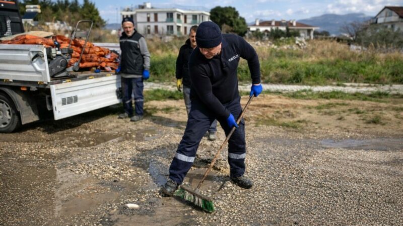 Gemlik Belediyesi, kent genelinde acil müdahale gerektiren noktalara yönelik çalışmalarını