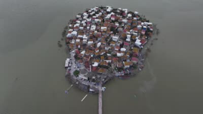 Bursa’da göl suyu yükseldi! Evlerin duvarlarına dayandı