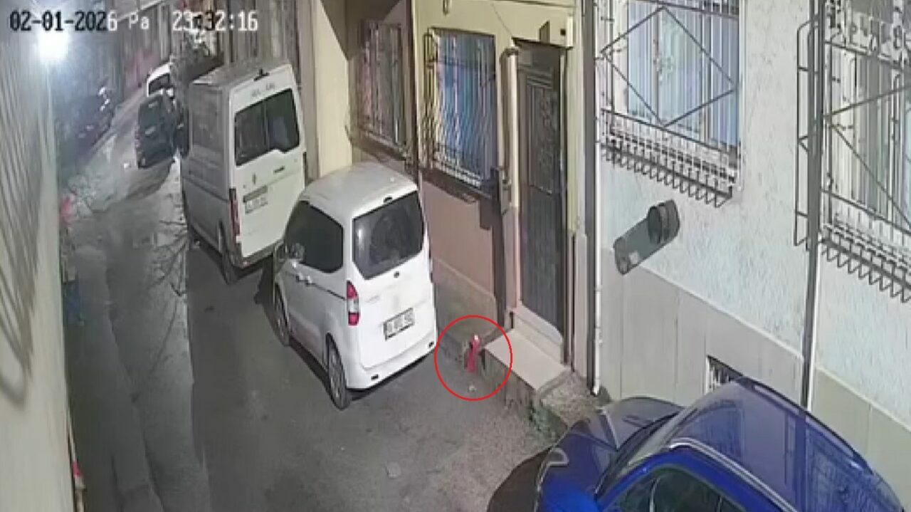 Görüntüler Bursa’dan… Bayrağı yerde bırakmadı Görüntüler Bursa’dan… Bayrağı yerde bırakmadı