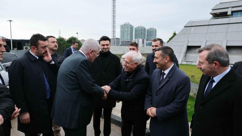 Başkan Bozbey’den, Müsavat Dervişoğlu’na Bursaspor teşekkürü Bursa Büyükşehir Belediye Başkanı Musytafa Bozbey, İYİ Parti Genel Başkanı