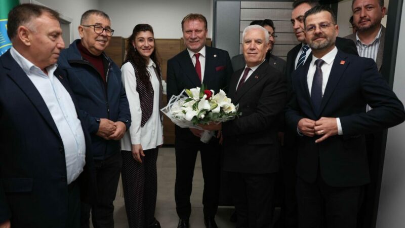 Başkan Mustafa Bozbey’den Nilüfer mesajı; ‘Önceliğimiz altyapı’ Büyükşehir Belediye Başkanı Mustafa Bozbey, tüm yönetim kadrosu ile birlikte