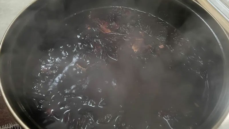 Osmanlı'dan günümüzü uzanan çeşit çeşit şerbetler iftar sofralarından eksik olmuyor.