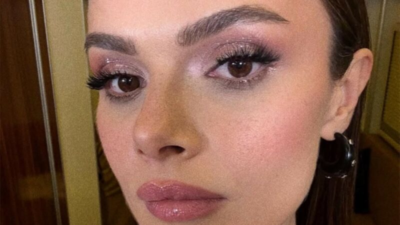 Sinem Ünsal pozlarıyla takipçilerini mest etti!