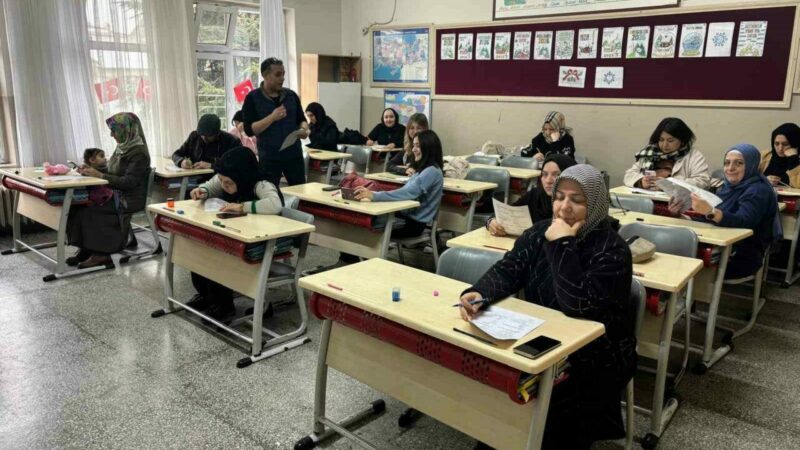 Bursa’da velilerden kitap okuma yarışması Bursa’nın Osmangazi ilçesinde yer alan Reşitpaşa İlkokulu, "Aile Yılı" kapsamında